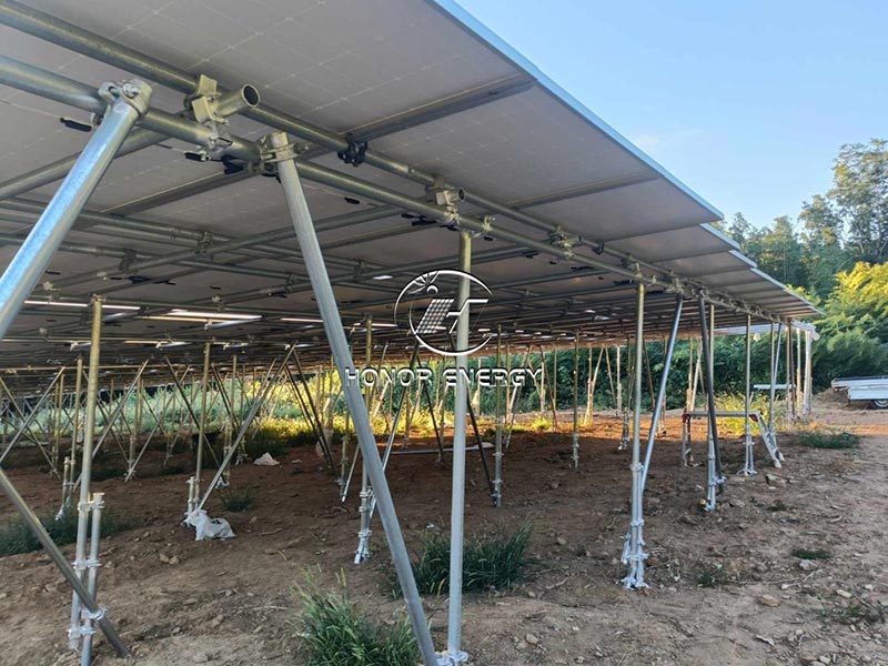 Tại sao chọn một giá treo đất bằng thép năng lượng mặt trời cho các dự án năng lượng mặt trời của bạn?
