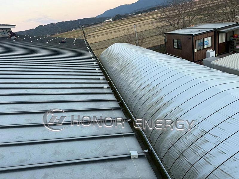 Kẹp mái kim loại Seam đứng đã được lắp đặt và sẵn sàng